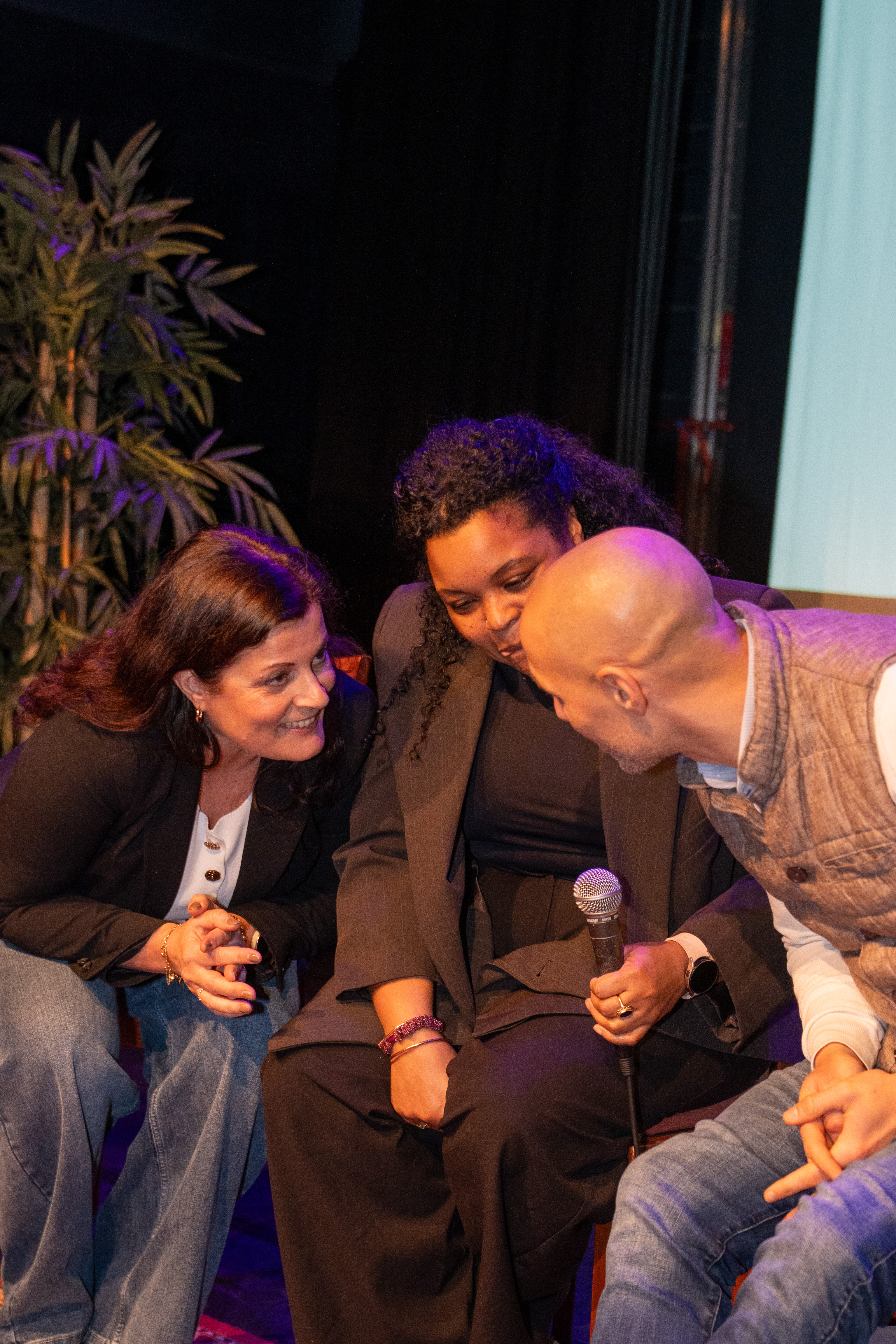Teamgenoten die met elkaar in gesprek zijn in een ontspannen setting